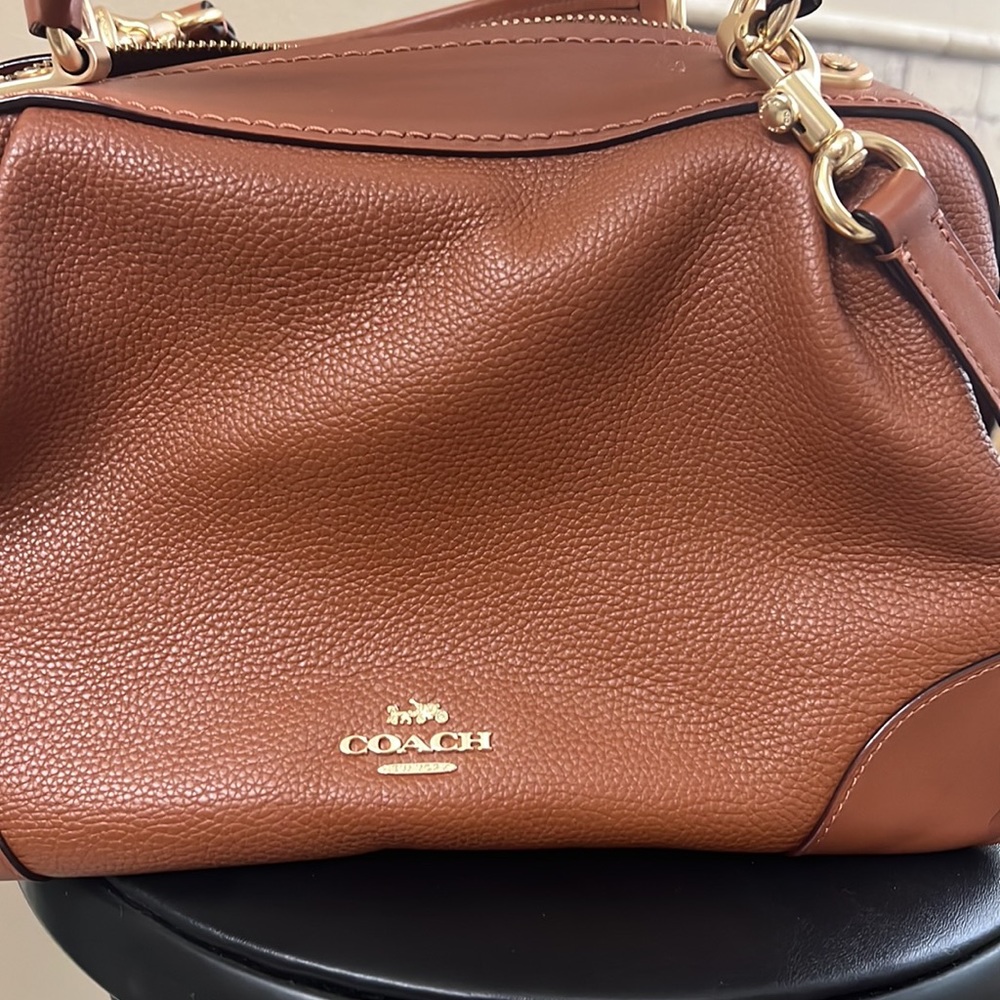 Small size coach purse pretty brown color used once or twice looks like new - Picture 8 of 9